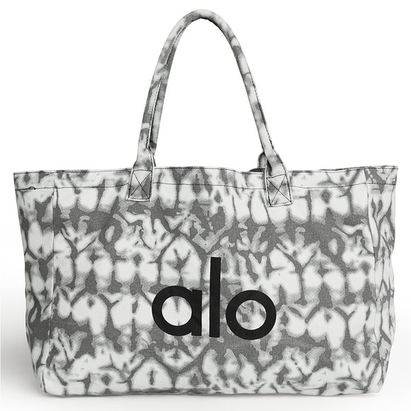 ALO Yoga Handbags - Alo Yoga ICONIC SHOPPER TOTE bag Brand New w tags! carry all purse sealed NEW